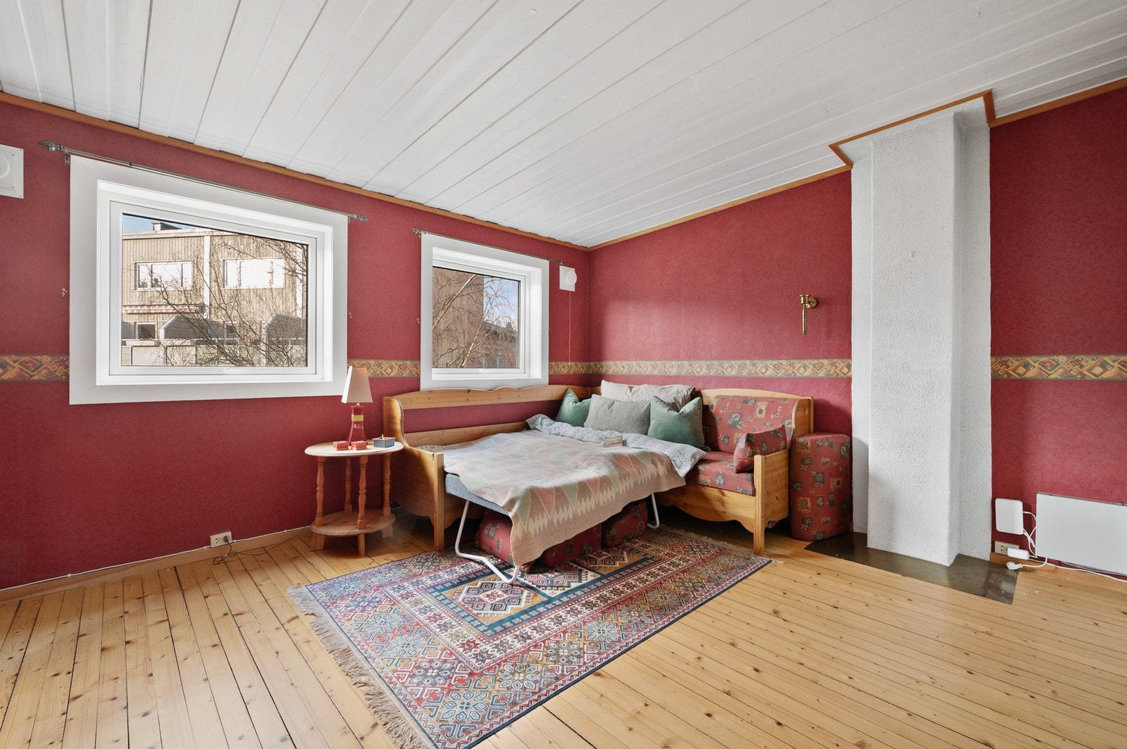 Soverommet er romslig og har store vindusflater som gir godt med naturlig lys. Galleribilde