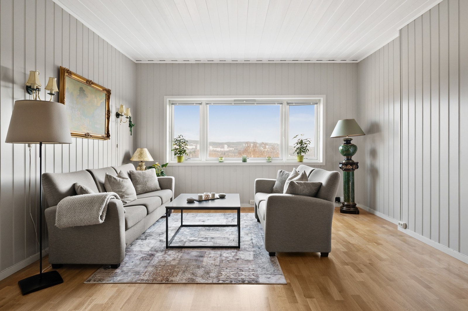 Stuen er romslig og gir gode muligheter for sosialt samvær. Galleribilde