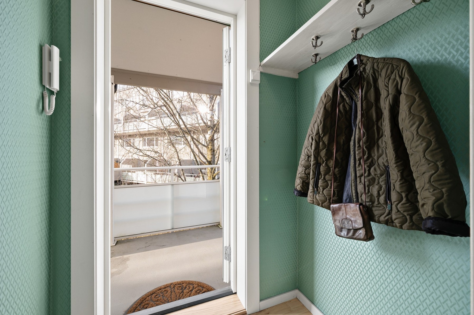 Entréen har god plass til oppheng av yttertøy. Galleribilde