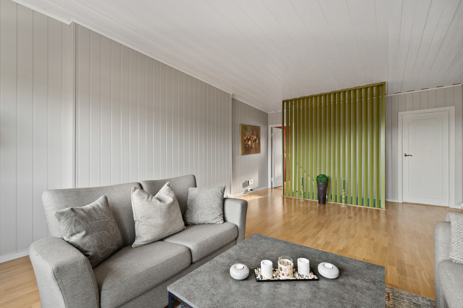 Stuen i 4. etasje er romslig med god plass til sofagruppe, TV-løsning og øvrig møblering. Galleribilde