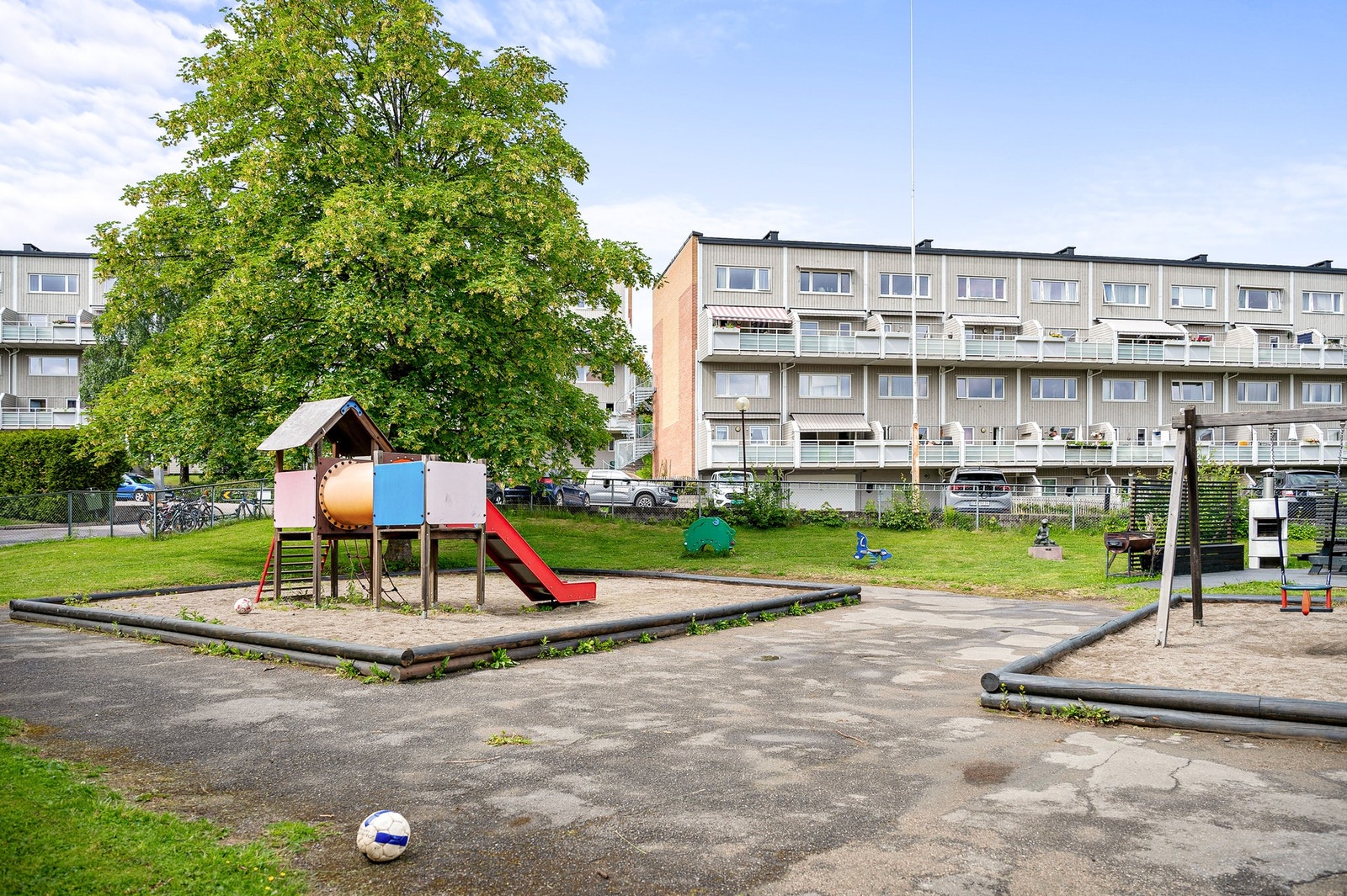 Hyggelig lekeplass kort vei fra leiligheten. Galleribilde