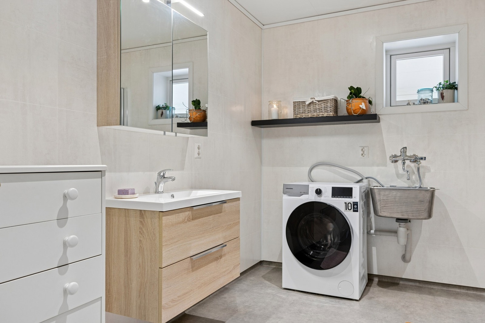 Badet er innbydende og har opplegg for vaskemaskin Galleribilde