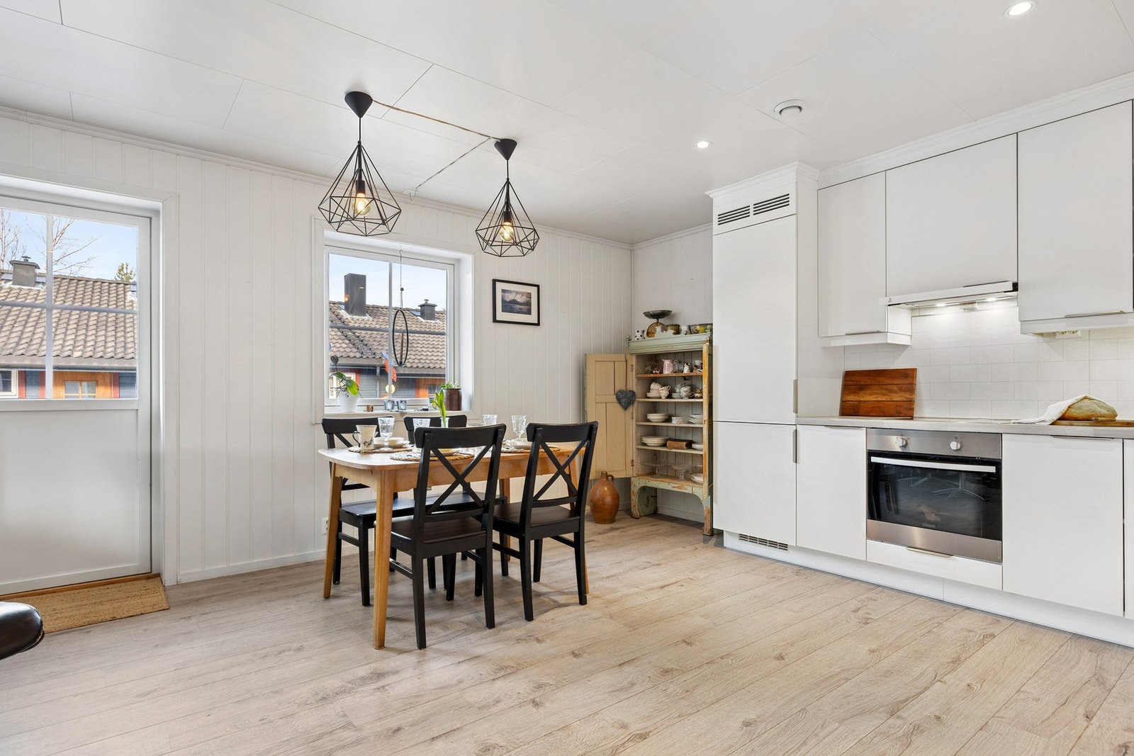 Romslig kjøkken med plass til sittegruppe Galleribilde