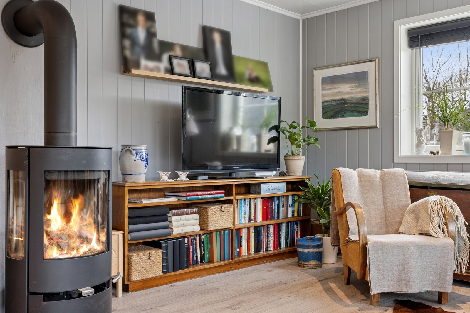 Elektrisk oppvarming samt vedovn. Galleribilde