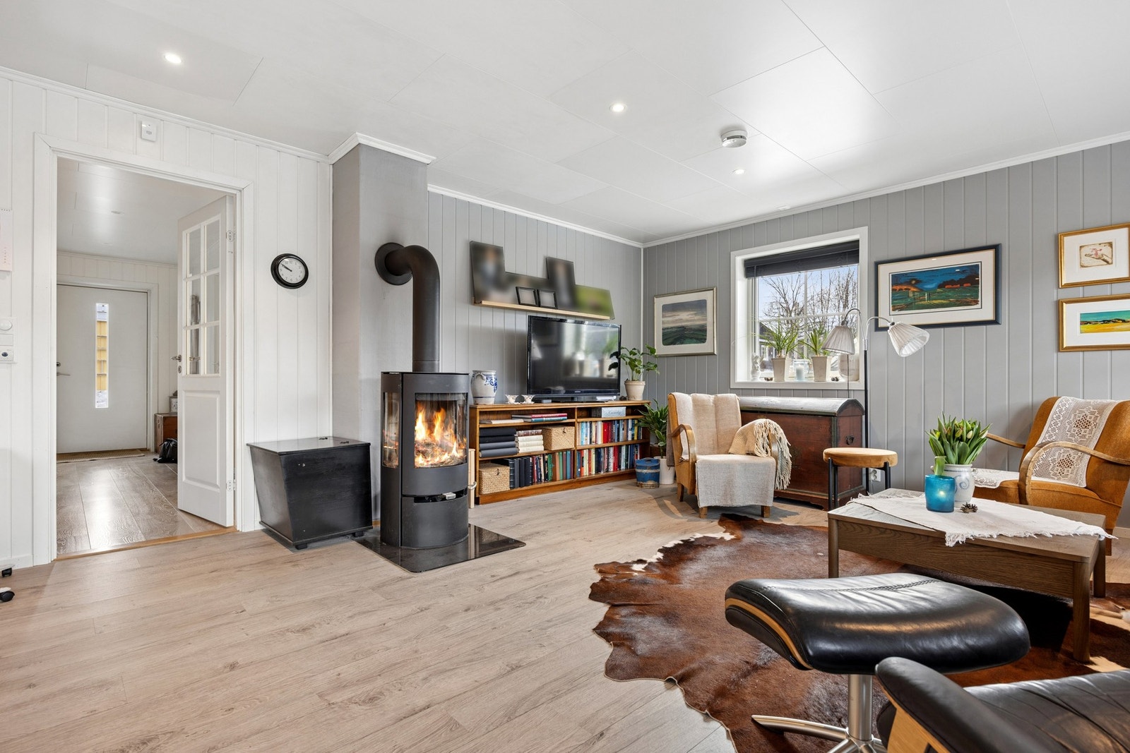 Lys og romslig stue med flere møbleringsmuligheter Galleribilde