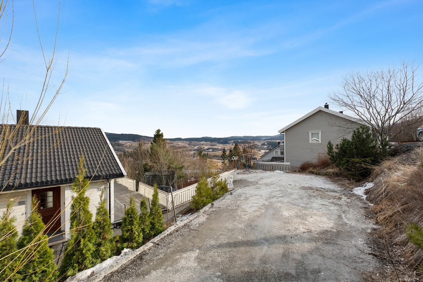 Flere biloppstillingsplasser på tomt. Galleribilde