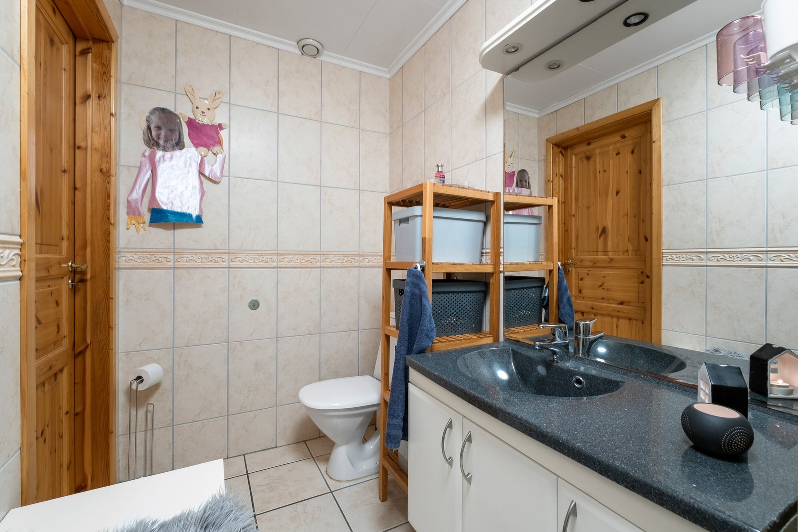 Utstyrt med dusjkabinett, servantskap og veggmontert wc. Galleribilde