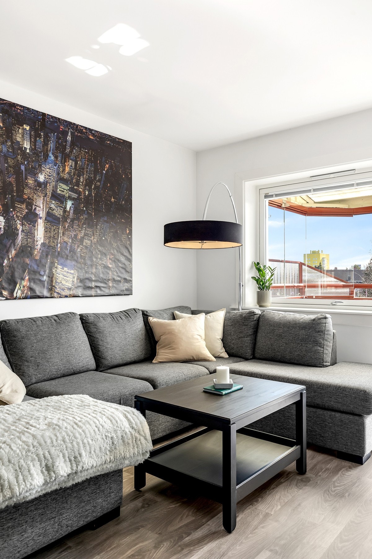Det er god plass til stor sofagruppe Galleribilde
