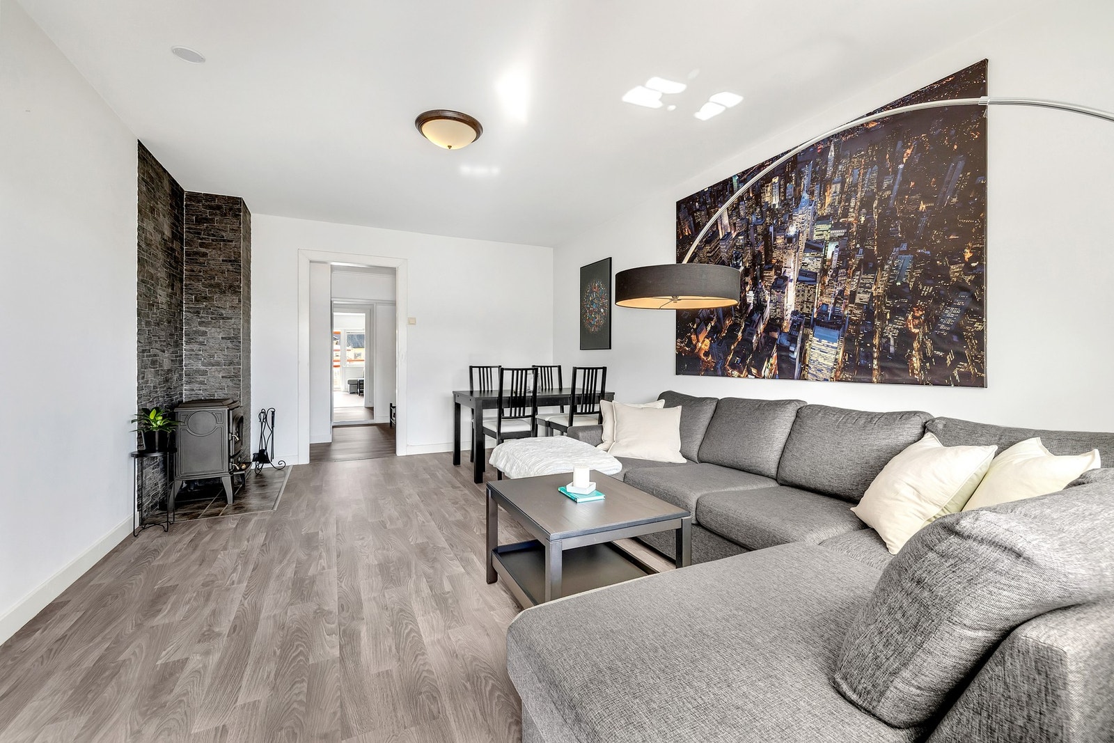 Store vindusflater slipper inn rikelig med naturlig lys Galleribilde