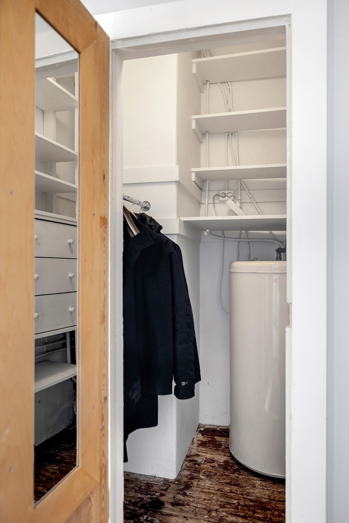 Leiligheten har en praktisk innvendig bod med hyller gir rikelig med oppbevaringsplass. Galleribilde