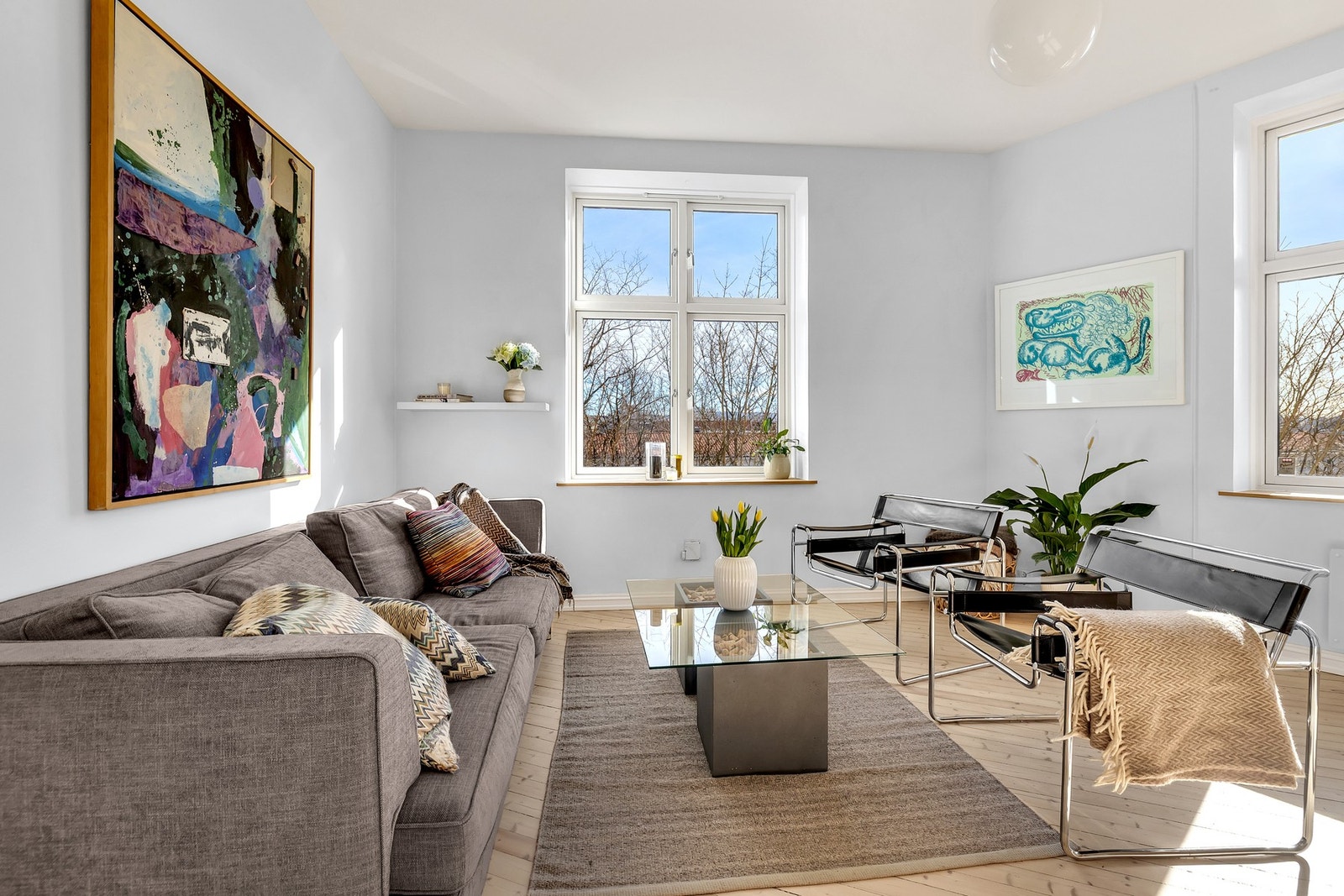 Utsynet mot grønne trær og åpen himmel gir en luftig følelse året rundt. Hele leiligheten vender mot avlåst fellesareal. Galleribilde