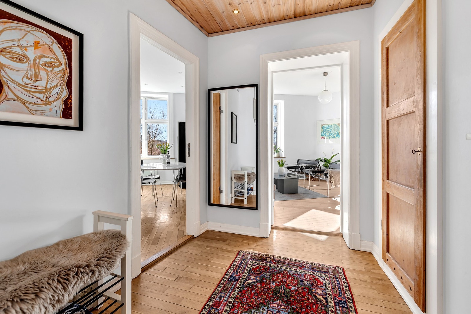 Entréen gir et svært godt førsteinntrykk av boligen. Galleribilde