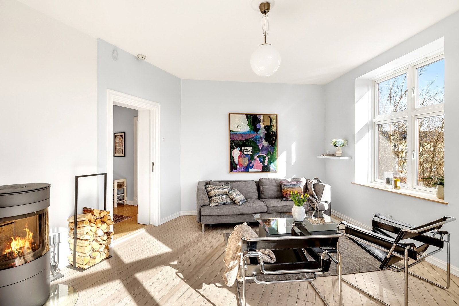 Her får du en lys og luftig atmosfære med imponerende takhøyde på ca. 2,84m og flere store vindusflater som slipper inn rikelig med dagslys. Galleribilde