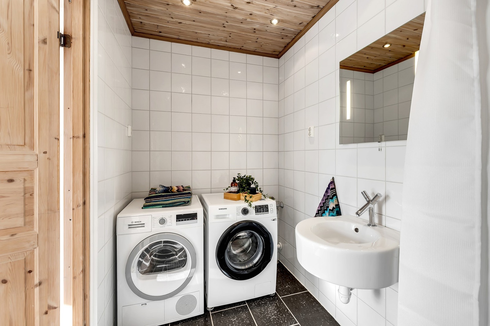 Badet er pusset opp rundt år 2000 og har flislagte overflater. Galleribilde