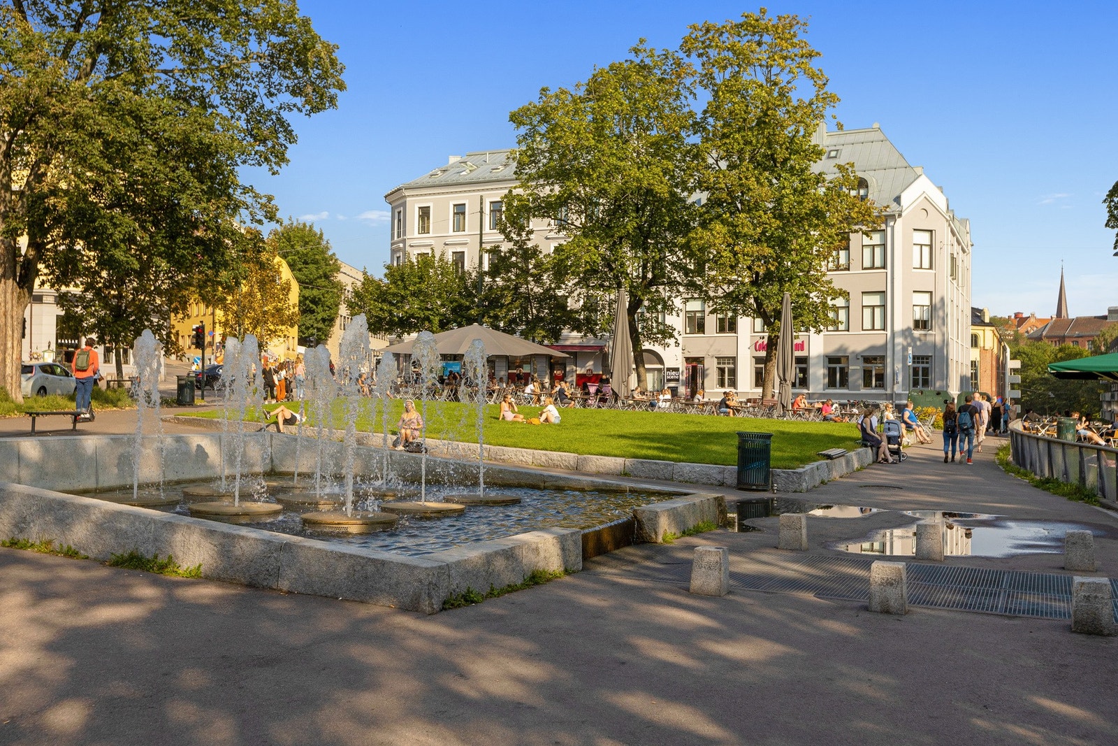 En kort gåtur unna ligger Kiellands plass, med flott uteservering, parkområder og butikker. Galleribilde