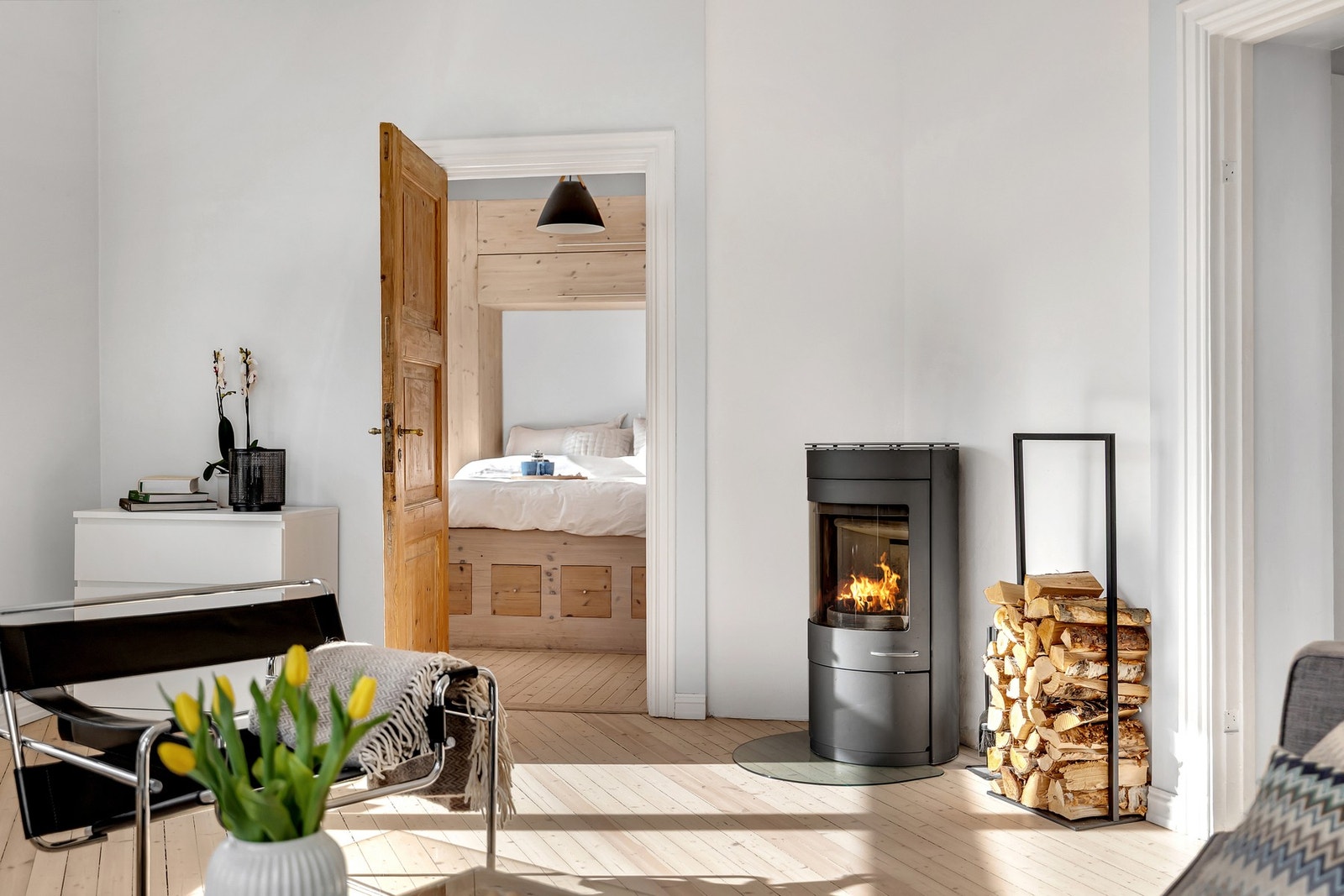 Stuen har originale tregulv. Peisovn med glassdør sørger for både varme og hygge. Galleribilde