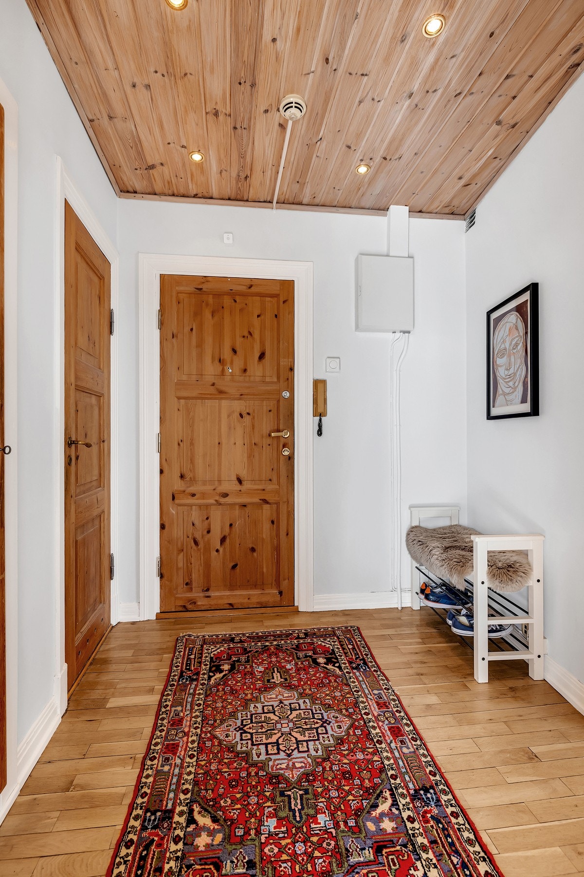 Her møtes du av en romslig gang med god plass til garderobeløsninger og oppheng for yttertøy. Galleribilde