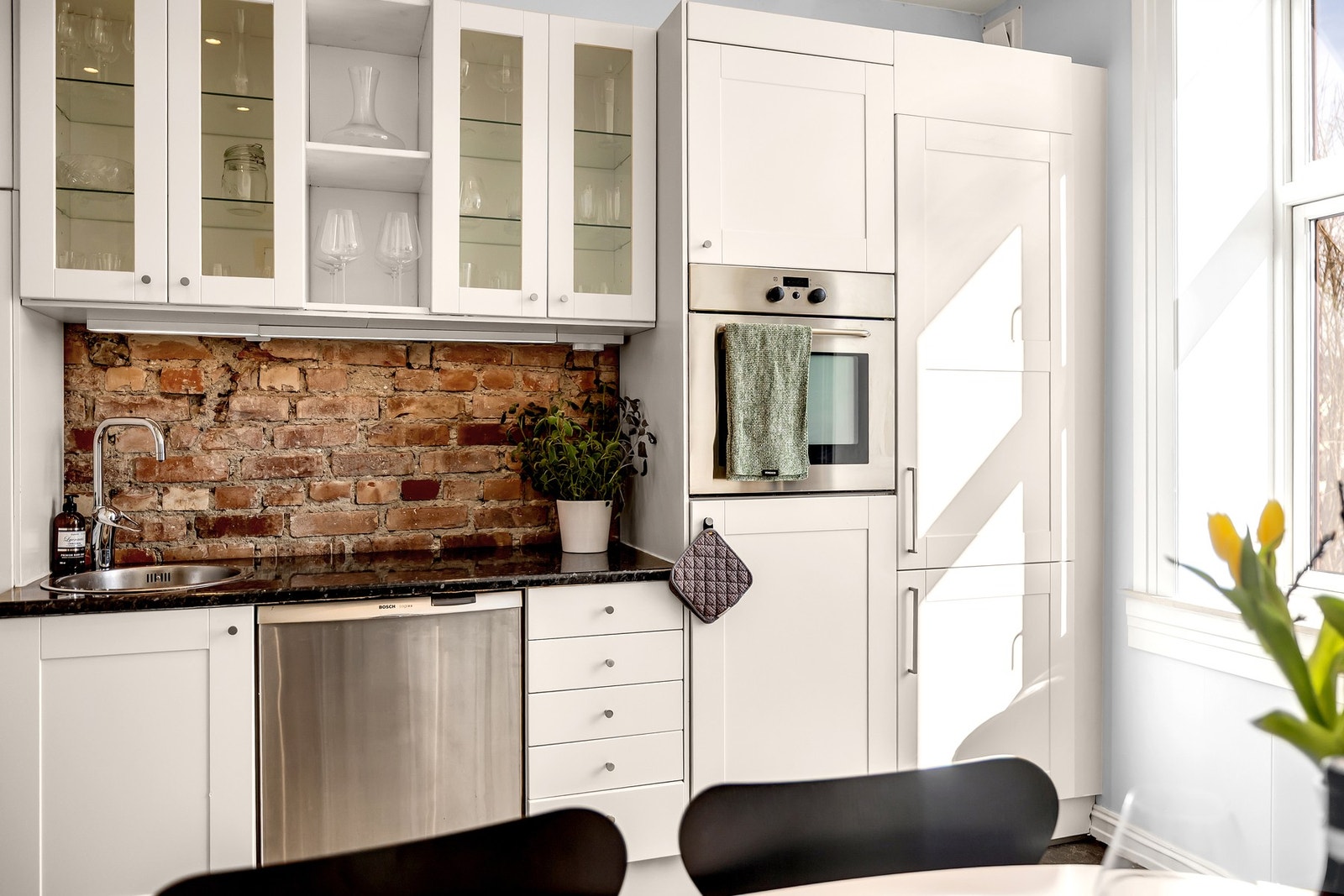 Det er opplegg for oppvaskmaskin og ventilator med kullfilter. Galleribilde