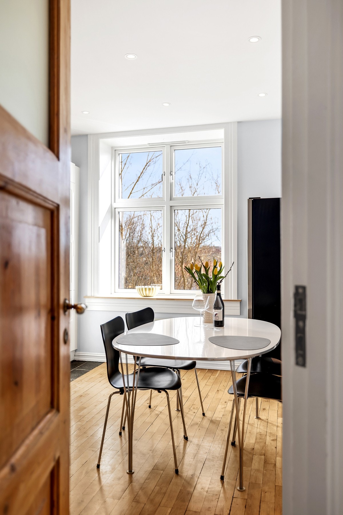 Stort og hyggelig separat kjøkken med god plass til spisebord - perfekt for sosiale sammenkomster. Galleribilde