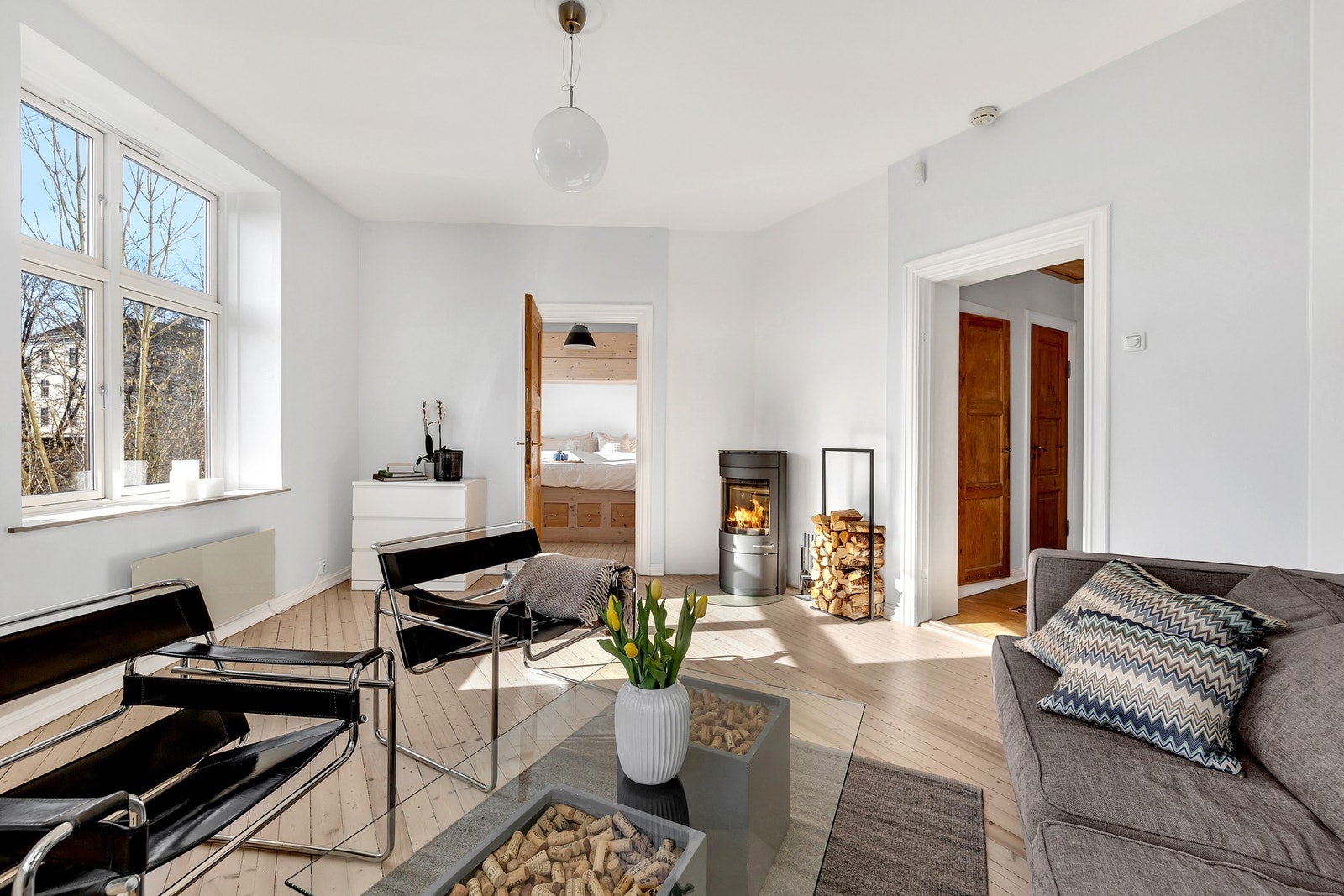 Den romslige hjørnestuen er et av leilighetens store høydepunkter. Galleribilde