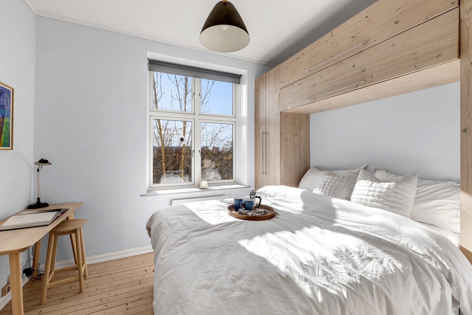 Originale tregulv og rolige fargevalg skaper en behagelig atmosfære. Galleribilde