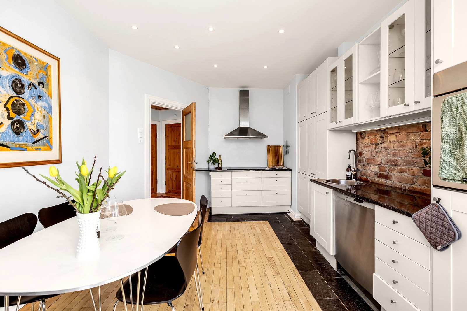 Laminat benkeplate med nedfelt vask i rustfritt stål. Integrerte hvitevarer som stekeovn, keramisk topp og kjøl/frys medfølger. Galleribilde