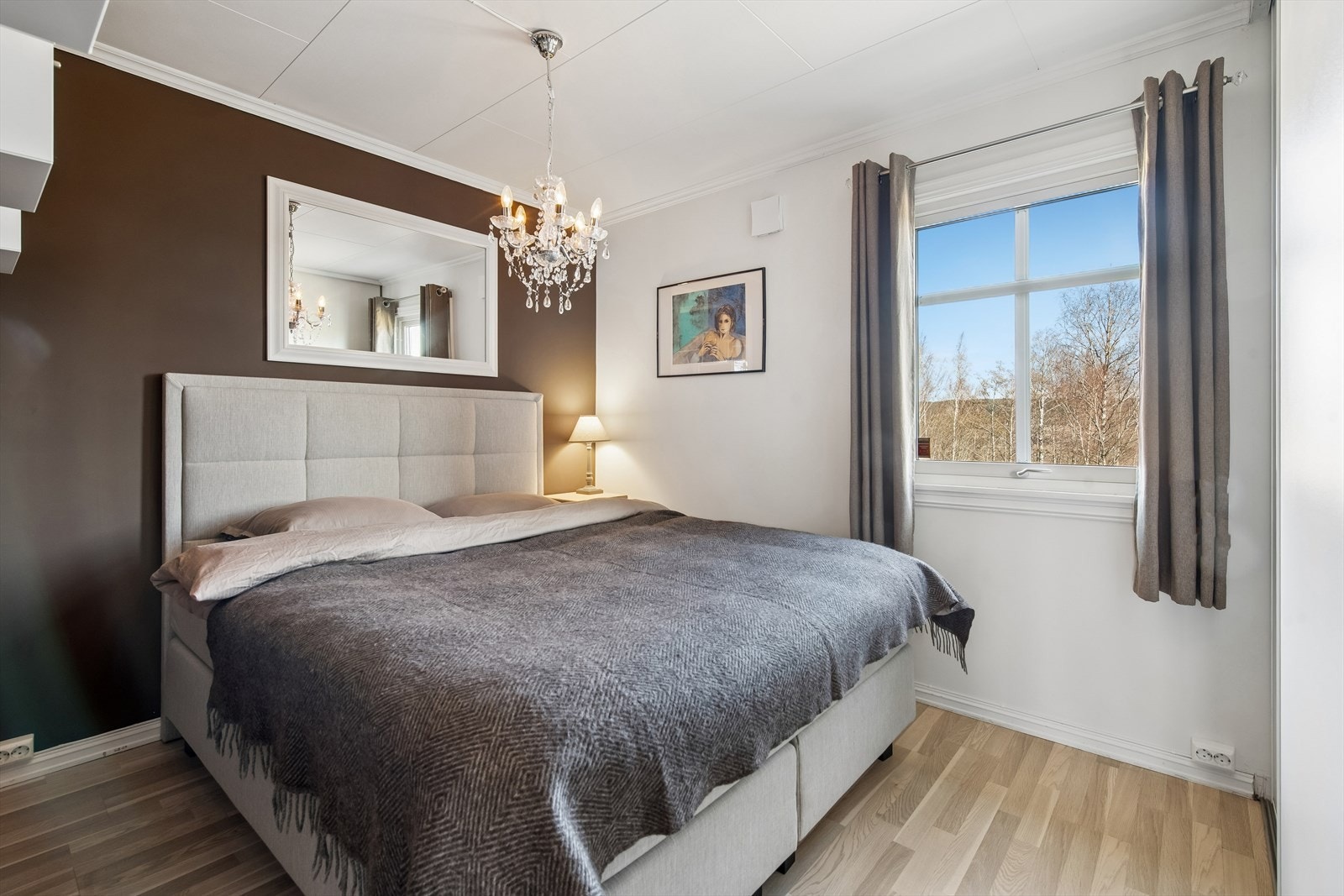 Boligen har to soverom, praktisk plassert i samme etasje. Galleribilde