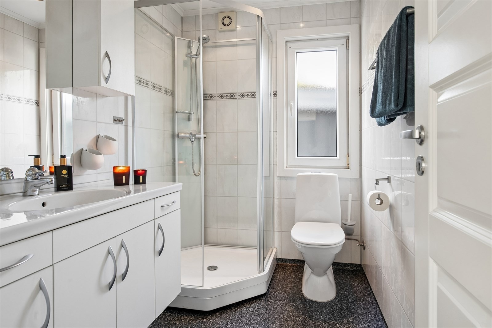 Badet er fra 2013, og har plater på vegg og belegg med varme på gulv. Galleribilde