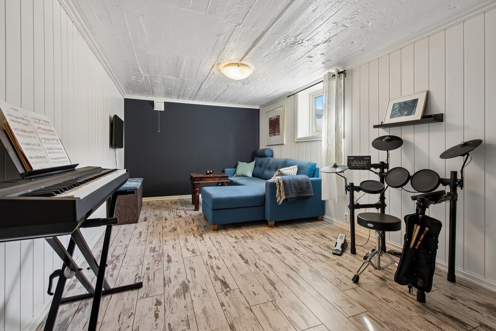 Innredet rom i kjeller som idag benyttes som musikkrom. Rommet har godkjent rømningsvei, men er ikke bruksendret. Galleribilde