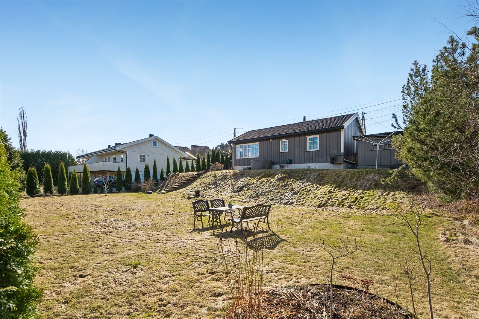 Pent opparbeidet utearealer med plen, div. prydbusker og frukttre. Galleribilde