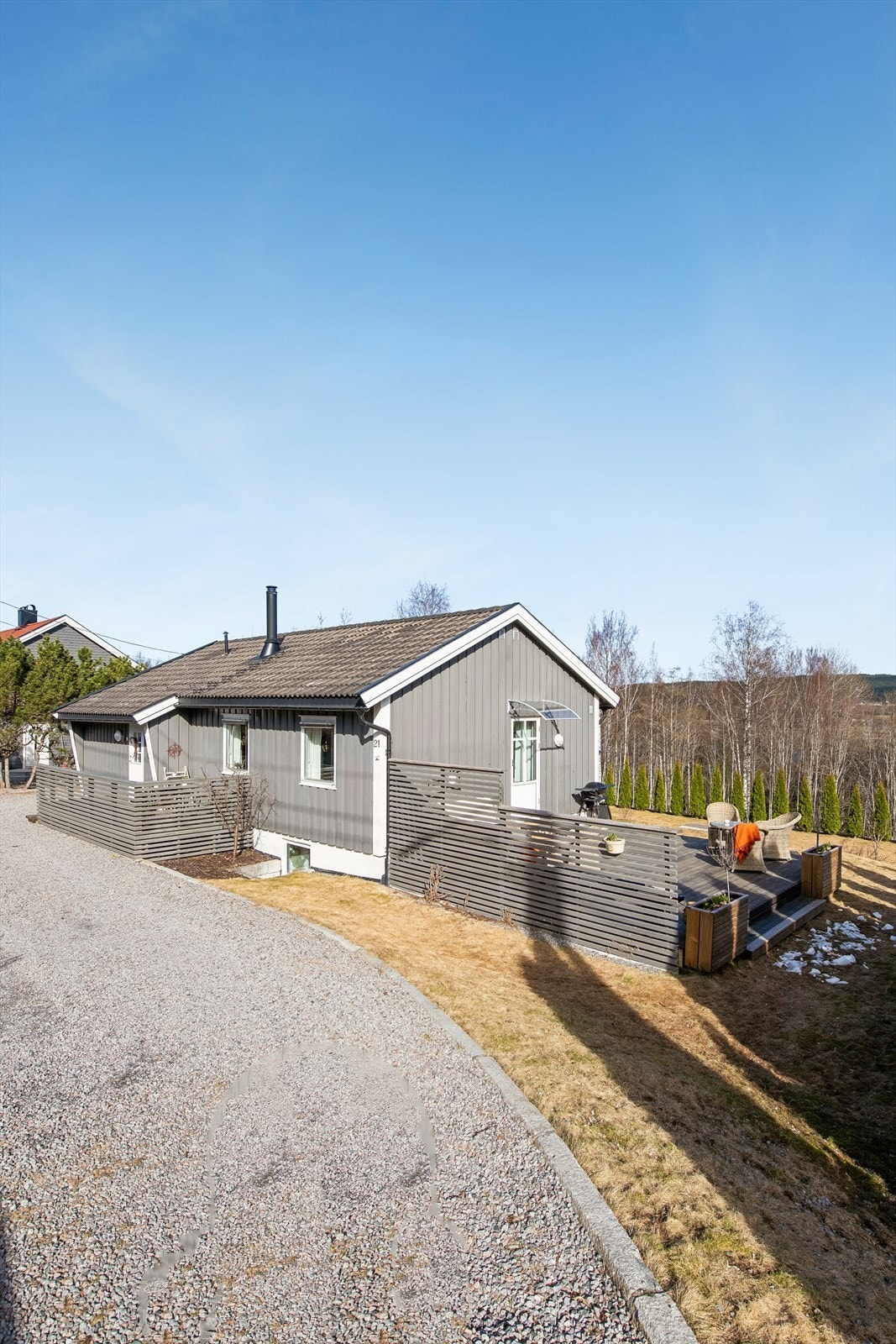 Eiendommen ligger barnevennlig område hvor både store og små trives - med trygge omgivelser og et godt nabolag. Galleribilde