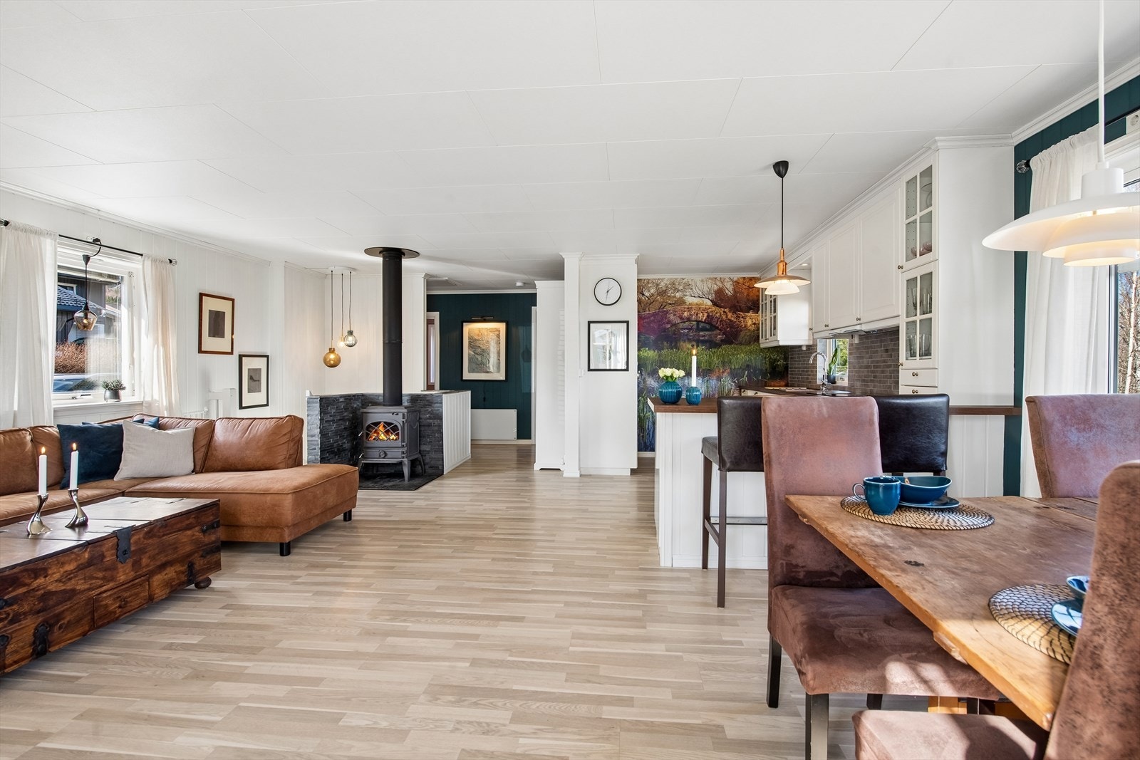 I boligen har man alle nødvendige boligrom på ett plan, og en flott åpen stue- og kjøkkenløsning Galleribilde