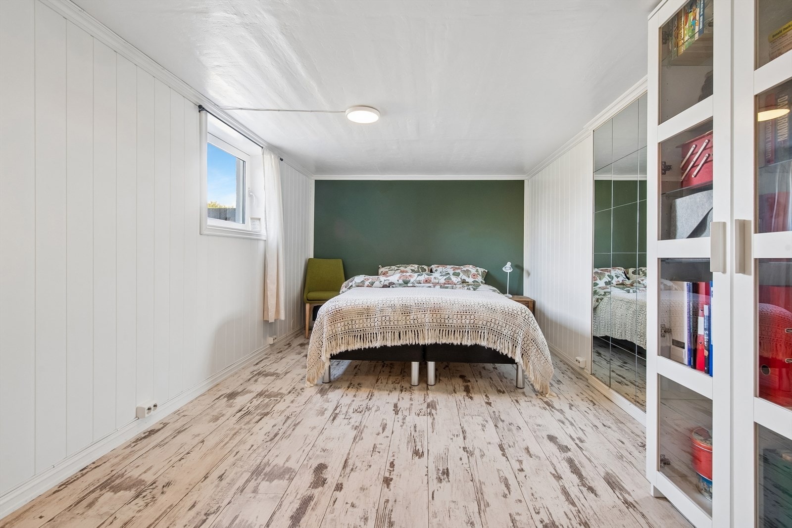 Innredet rom i kjeller som idag benyttes som soverom. Rommet har godkjent rømningsvei, men er ikke bruksendret. Galleribilde