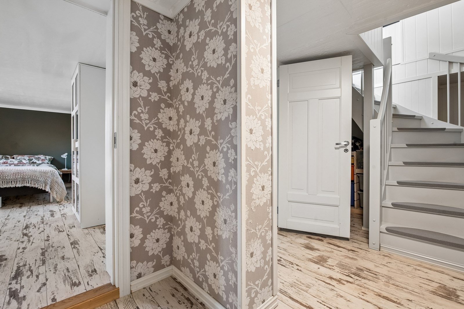 Boligen har en kjeller som inneholder gang m/trapp, toalettrom, vaskerom, bod, 2 innredede rom Galleribilde