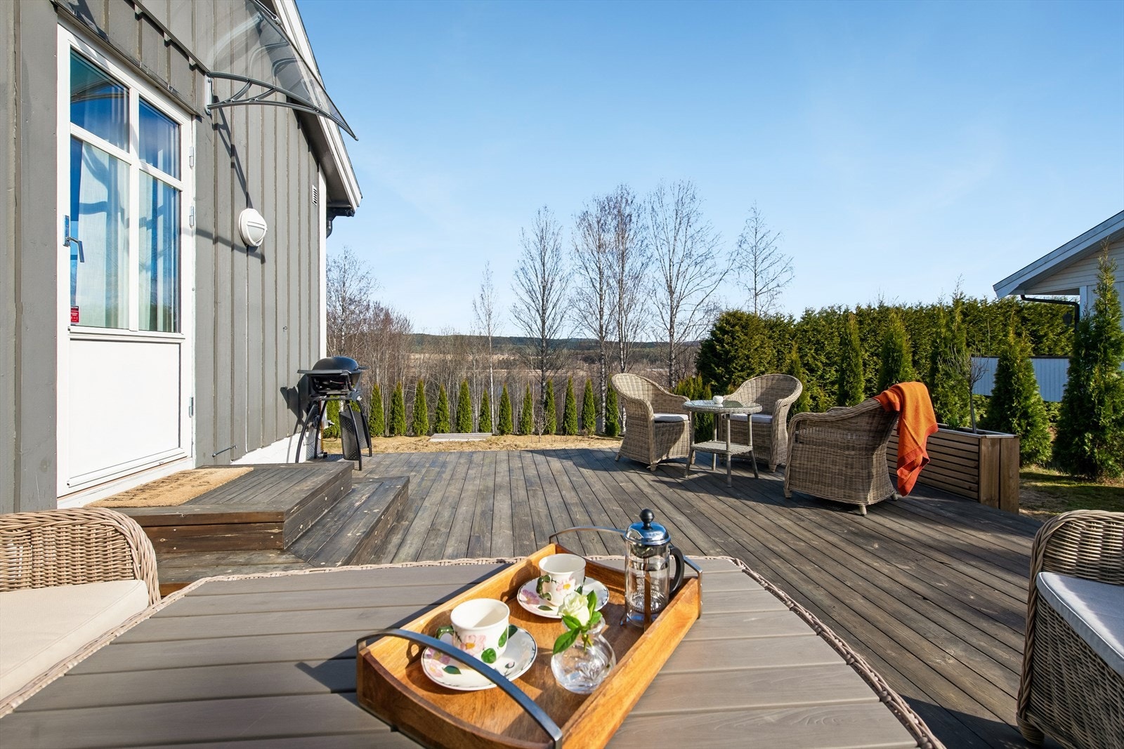 Terrassen ligger vestvendt så her har man gode solforhold. Galleribilde