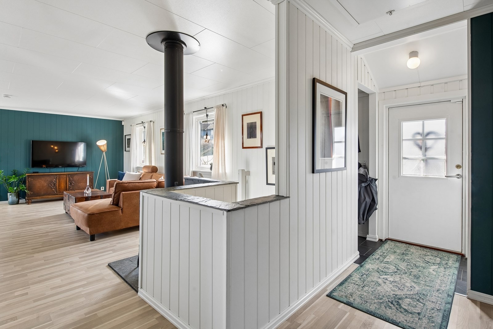 Entrè med med nisje for klær og sko. Galleribilde