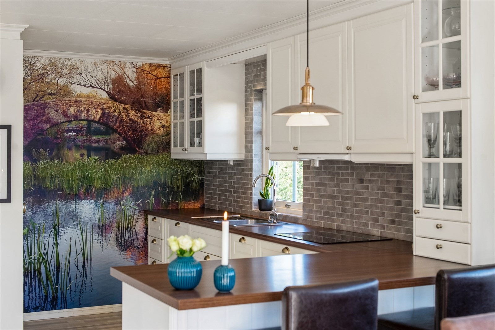 Dekorativ tapetvegg. Galleribilde