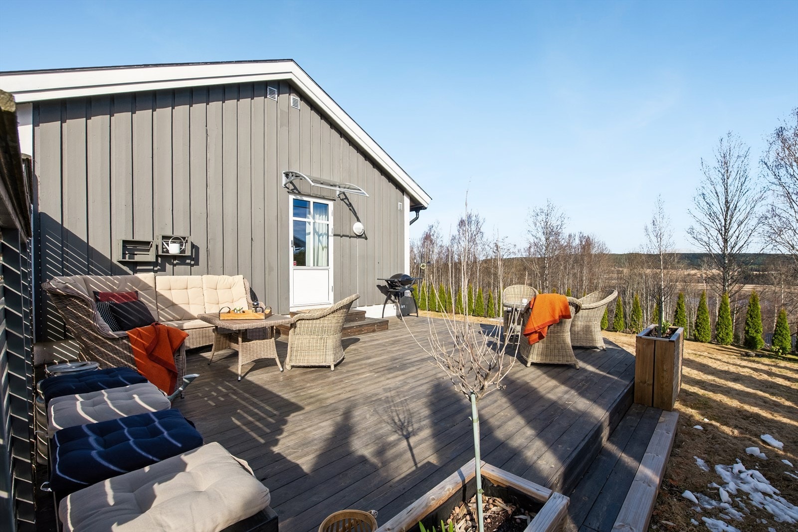 På varme og solrike sommerdager kan boligens innbydende uteplasser nytes til fulle. Galleribilde