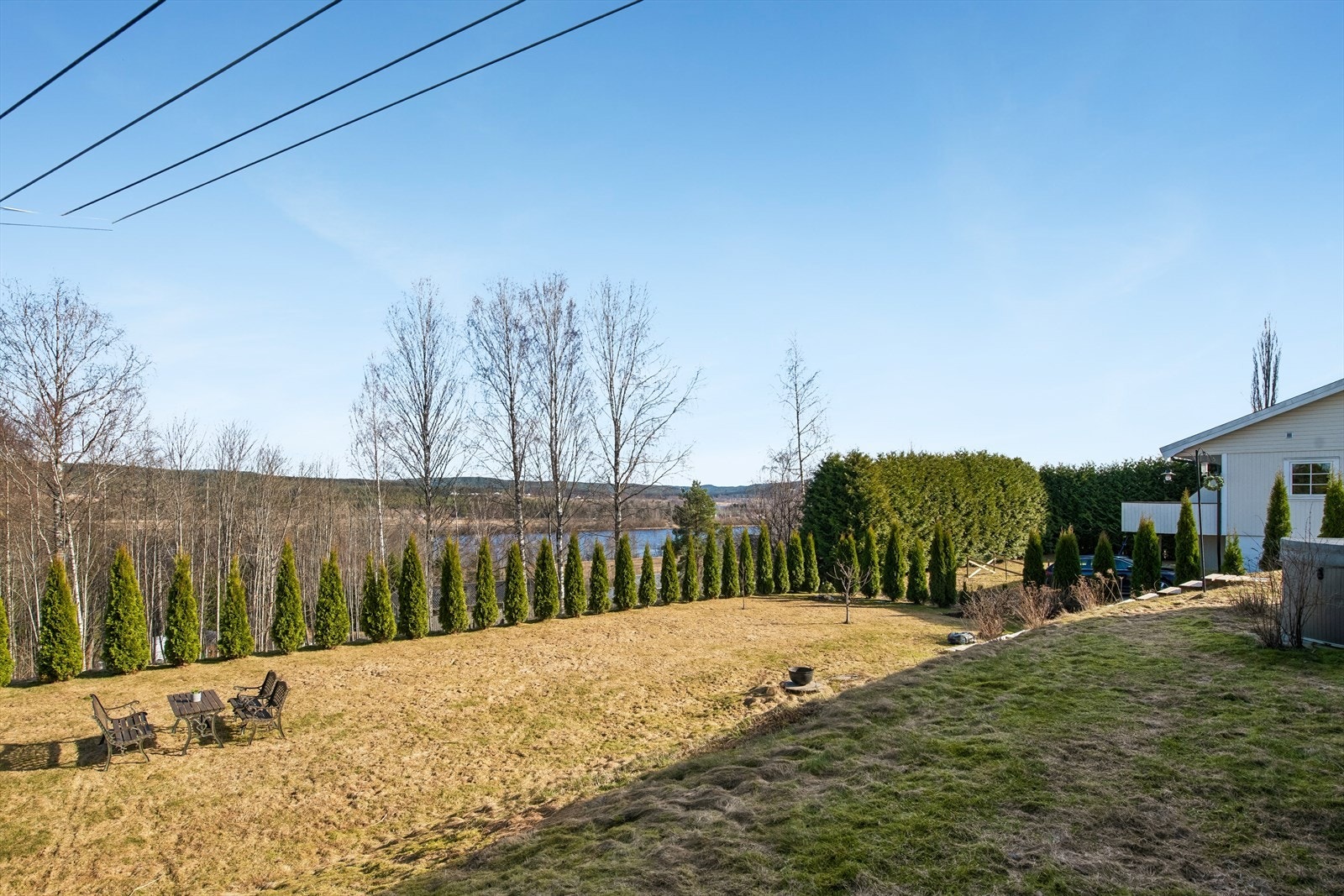 Fra eiendommen er det kort vei til flotte turområder og kort veg til Strandpromenaden og det er fine strandmuligheter på "Gråsand" Galleribilde