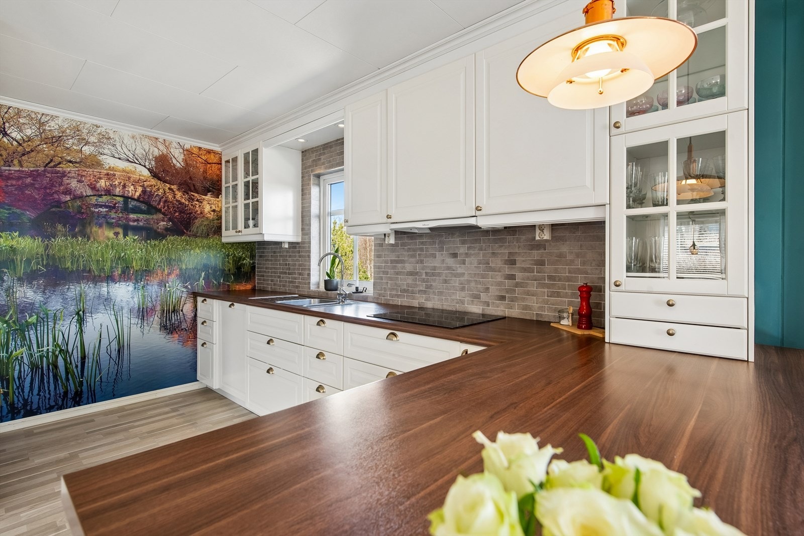 Det er integrert platetopp, stekeovn, mikrobølgeovn, oppvaskmaskin og kjøleskap. Galleribilde