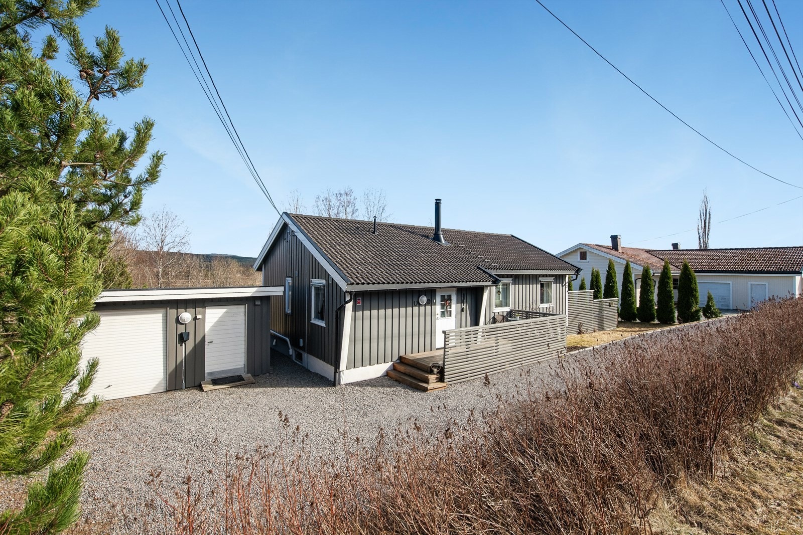 Påkostet og flott enebolig med frittstående garasje med bod. Galleribilde