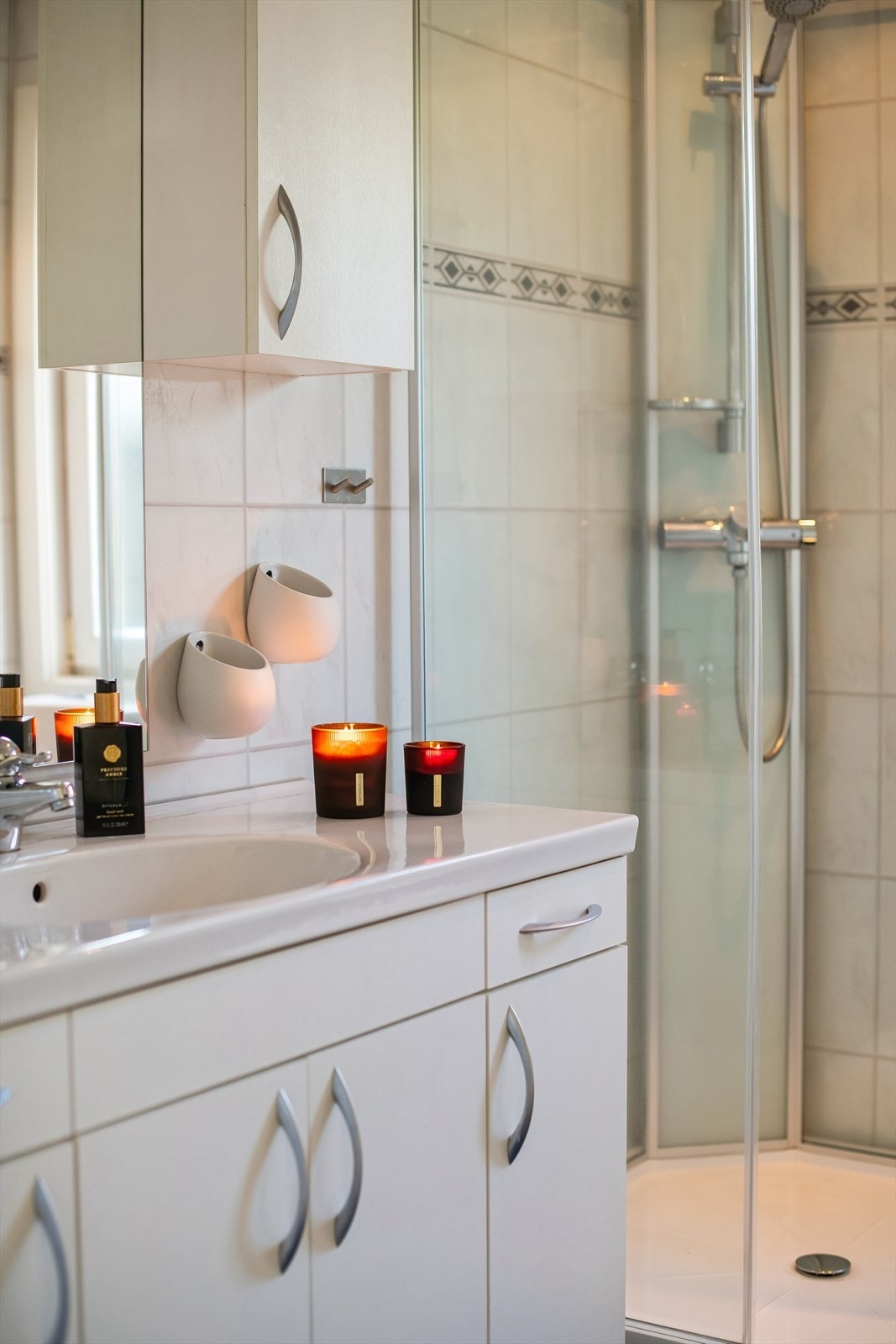 Innredning som har godt med plass, dusjkabinett og wc. Galleribilde