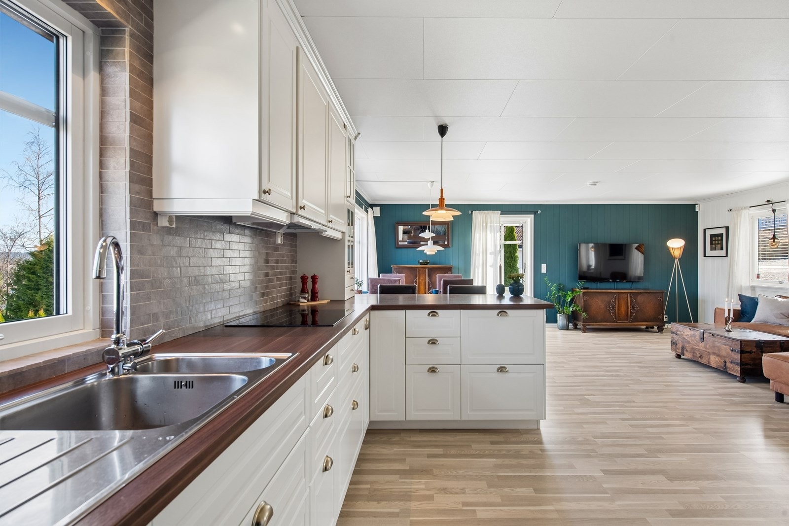 Takhøy kjøkkeninnredning m/halvøy fra 2015 Galleribilde