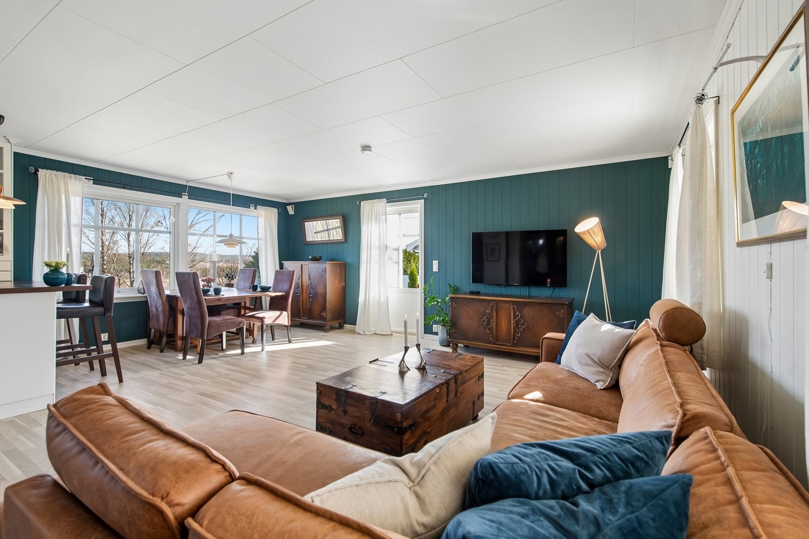 Hovedetasjen rommer boligens sosiale sone - en romslig og møbleringsvennlig stue. Galleribilde