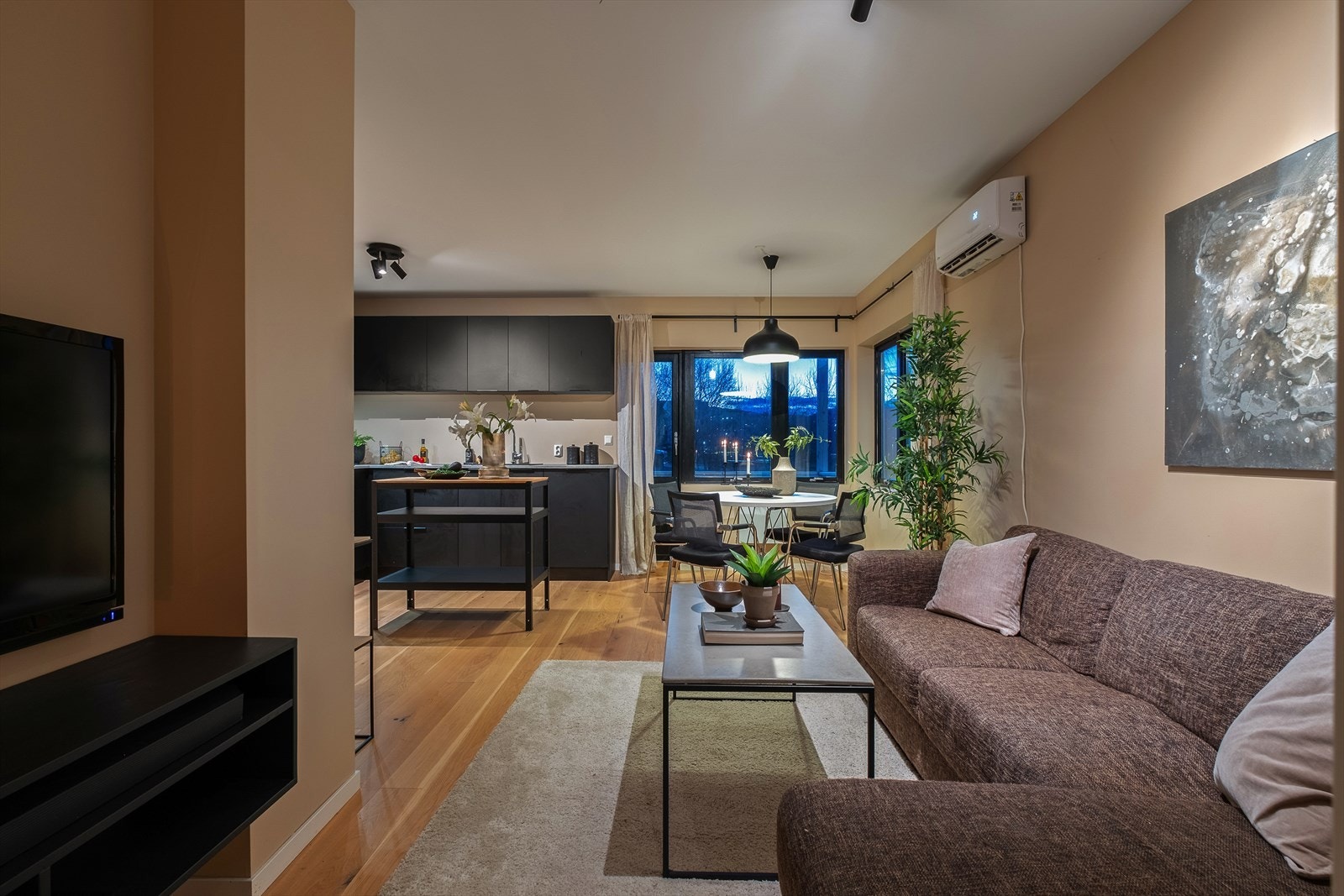 Den åpne løsningen mellom stue og kjøkken gir en sosial og luftig romfølelse. Galleribilde