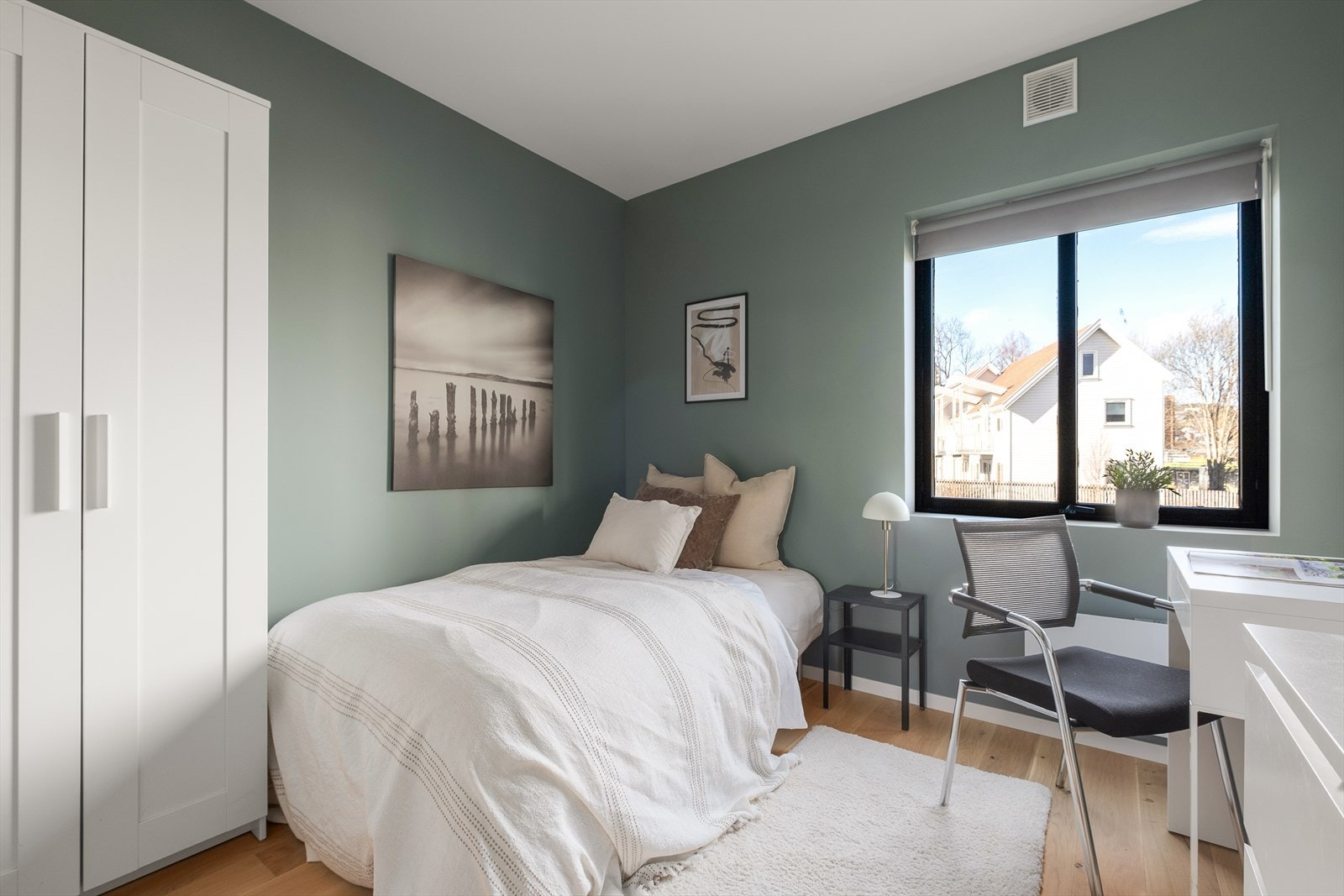 Det andre soverommet er på 10,5 kvm med plass til både seng, skrivebord og garderobe. Galleribilde