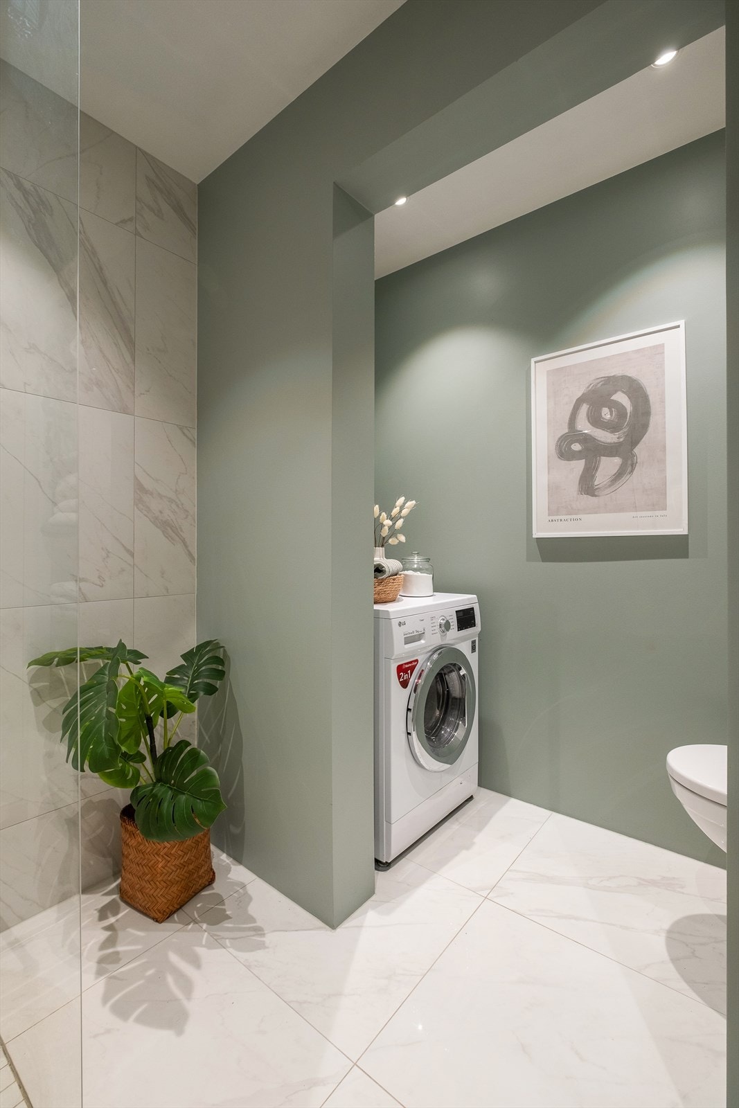 Praktisk planløsning hvor toalett og opplegg for vaskemaskin er i en egen nisje. Galleribilde