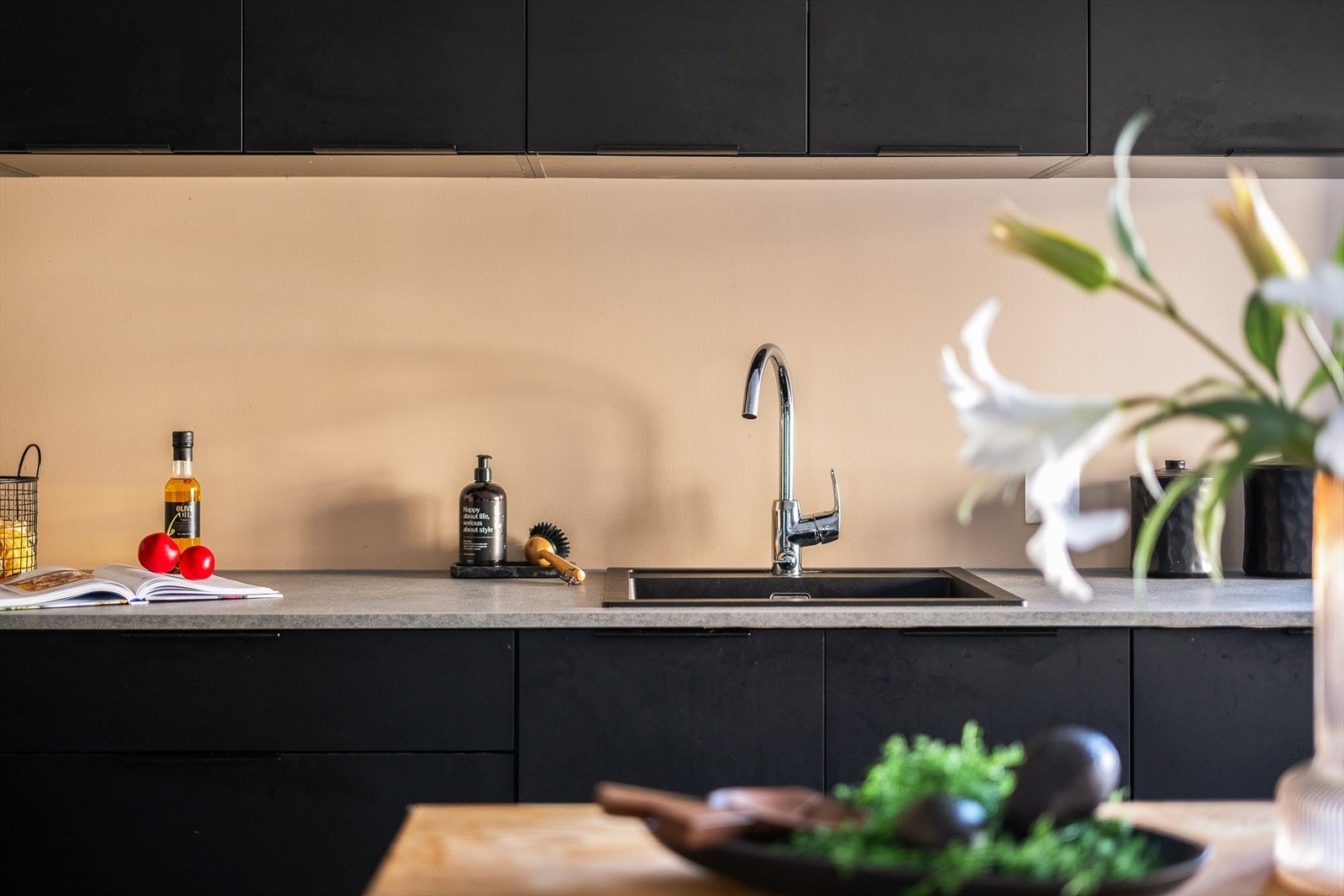 Kjøkkenet har gode arbeidsflater og rikelig med oppbevaring. Galleribilde