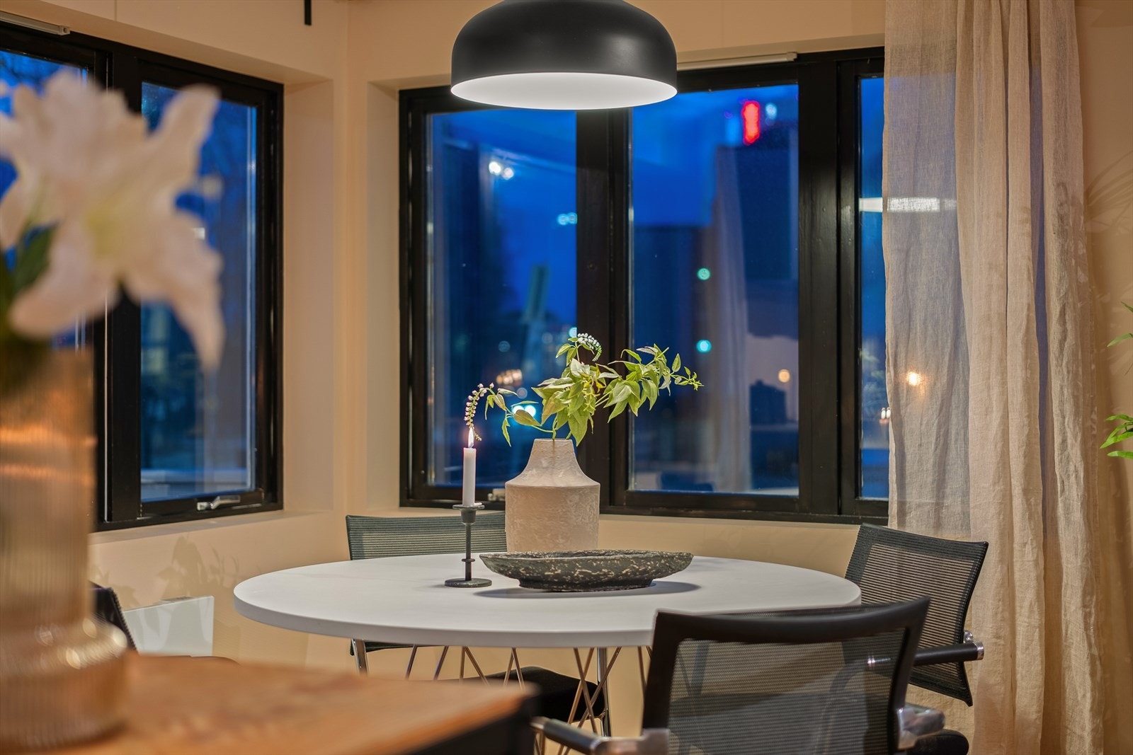 Vinduer i flere himmelretninger sørger for rikelig med naturlig lysinnslipp til stuen. Galleribilde