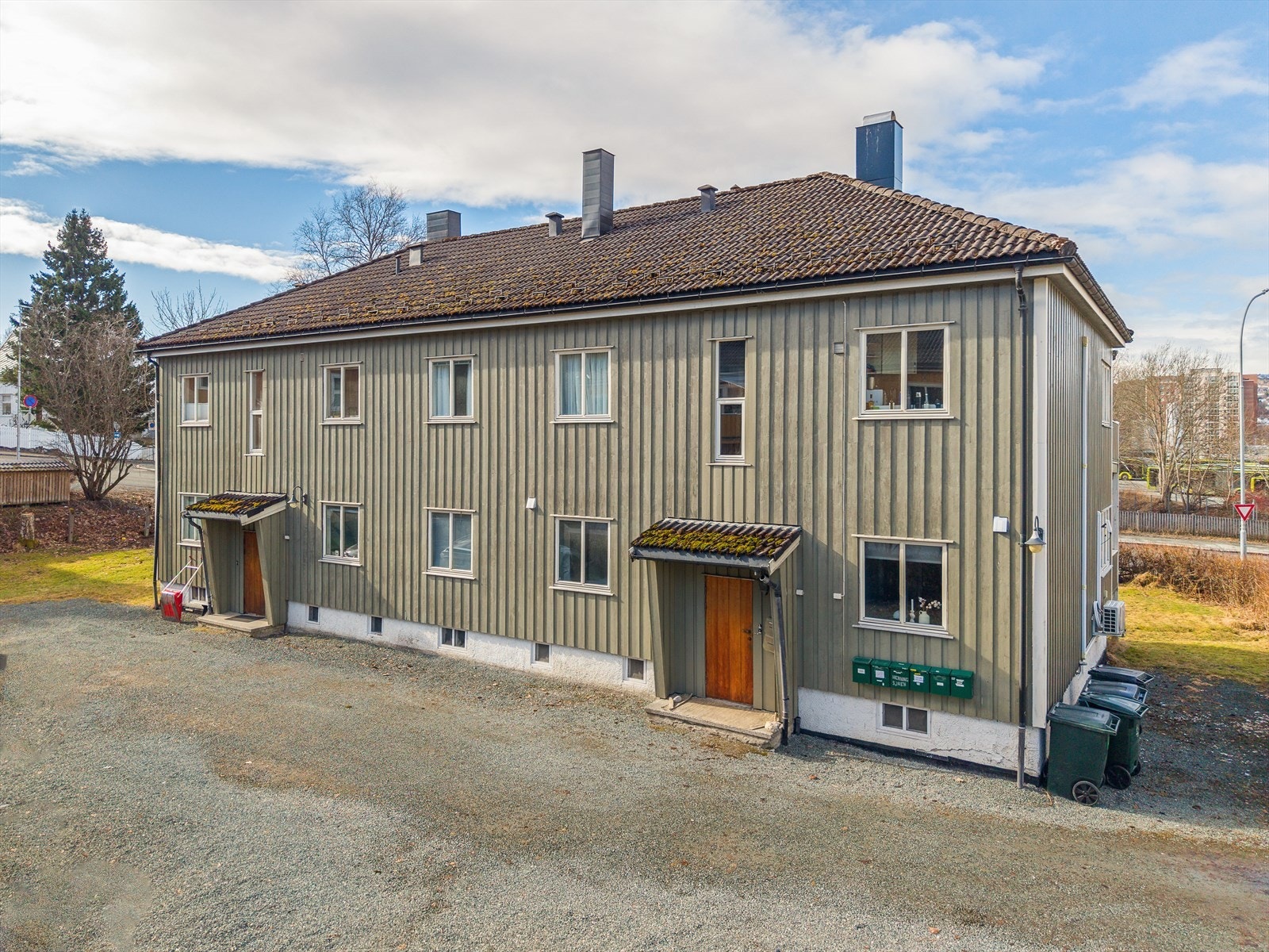 God beliggenhet med nærhet til kollektivtransport og servicetilbud. Galleribilde